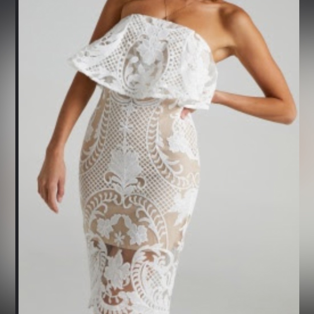 Brand new with tags white lace bridal dress. Beautiful details and strapless